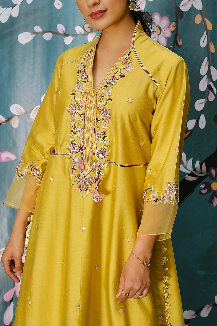 Yellow Floral Embroidered Kurta Set by Niti Bothra at Pernia's Pop Up Shop