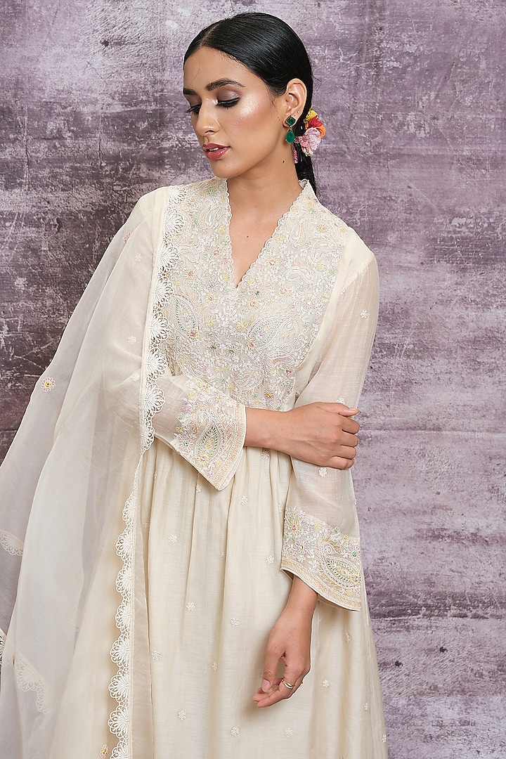 Ivory Embroidered Kurta Set by Niti Bothra at Pernia's Pop Up Shop