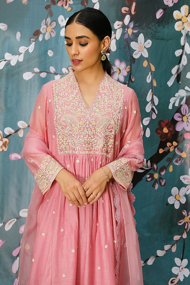 Pink Embroidered Kurta Set by Niti Bothra at Pernia's Pop Up Shop