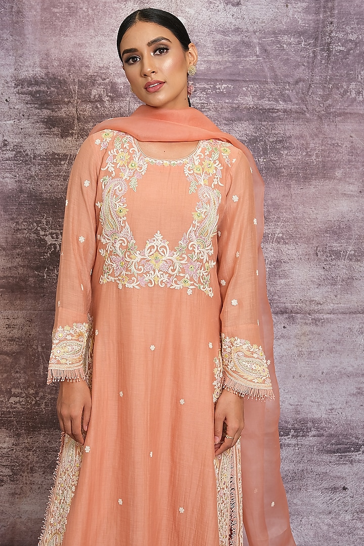 Peach Resham Embroidered Kurta Set by Niti Bothra at Pernia's Pop Up Shop