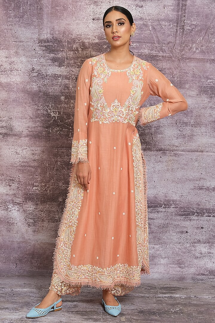 Peach Resham Embroidered Kurta Set by Niti Bothra at Pernia's Pop Up Shop