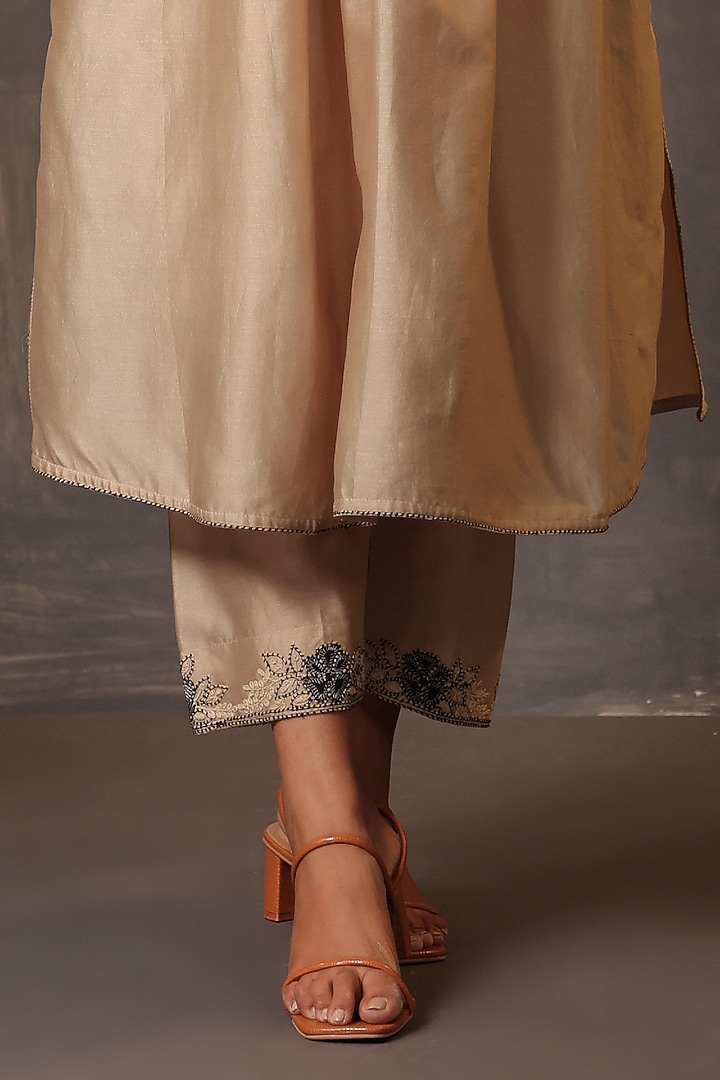 Ivory Chanderi Silk Applique & Cutwork Embroidered Shibori Kurta Set by Niti Bothra at Pernia's Pop Up Shop