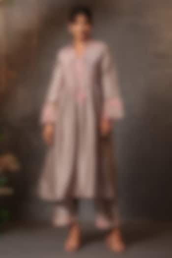 Grey Chanderi Silk Applique & Cutwork Embroidered Shibori Kurta Set by Niti Bothra at Pernia's Pop Up Shop