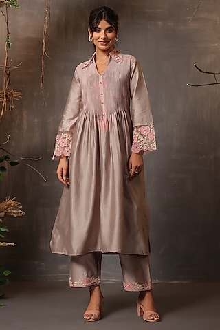 Grey Chanderi Silk Applique & Cutwork Embroidered Shibori Kurta Set by Niti Bothra