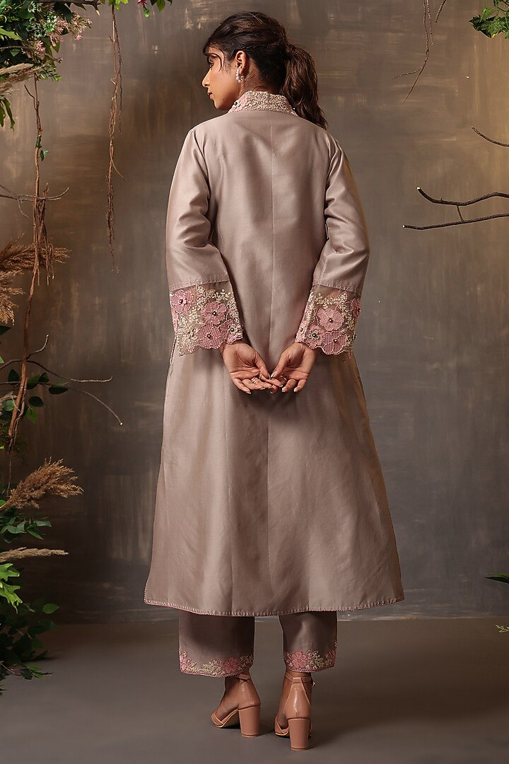 Grey Chanderi Silk Applique & Cutwork Embroidered Shibori Kurta Set by Niti Bothra at Pernia's Pop Up Shop