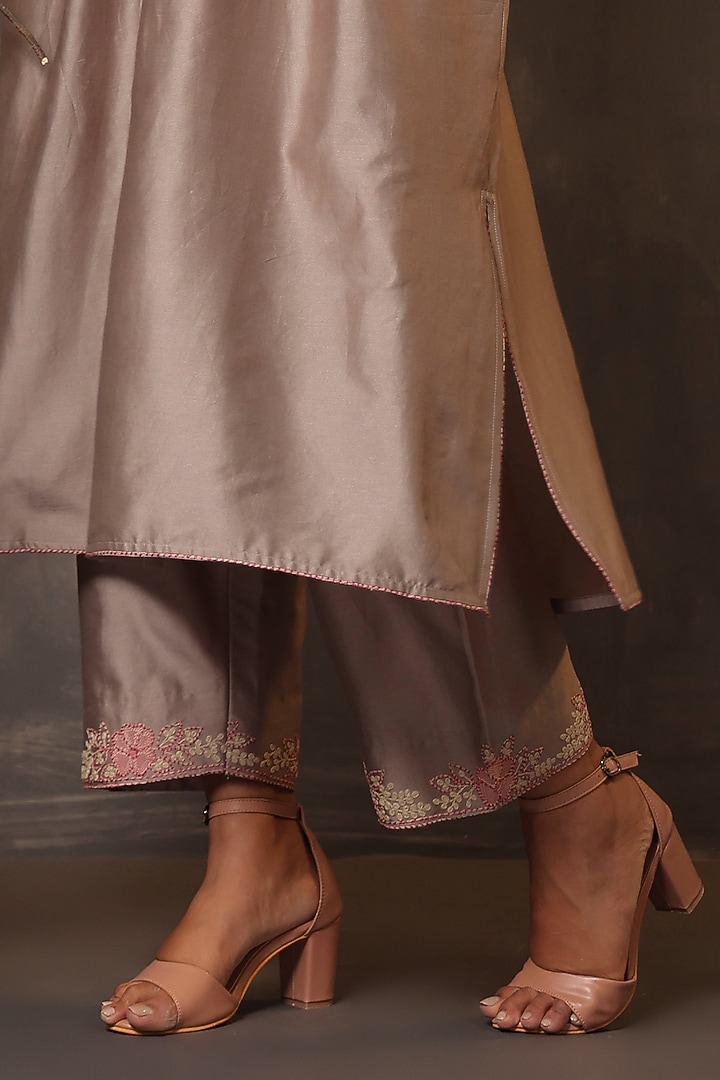 Grey Chanderi Silk Applique & Cutwork Embroidered Shibori Kurta Set by Niti Bothra at Pernia's Pop Up Shop