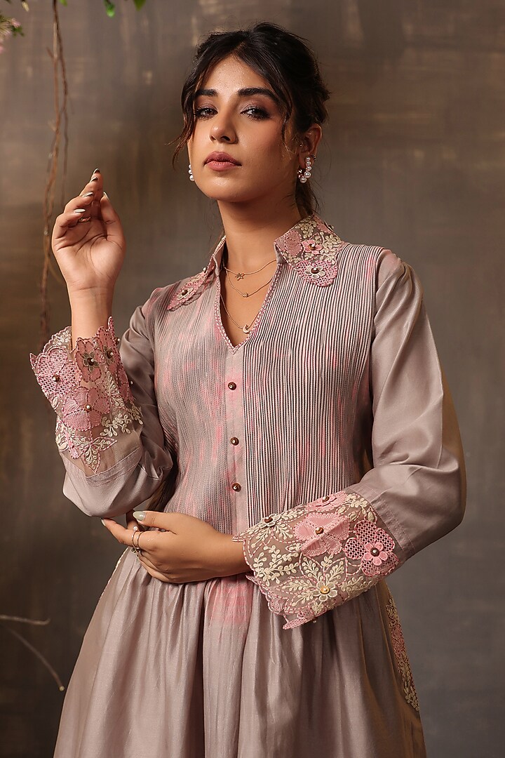 Grey Chanderi Silk Applique & Cutwork Embroidered Shibori Kurta Set by Niti Bothra at Pernia's Pop Up Shop