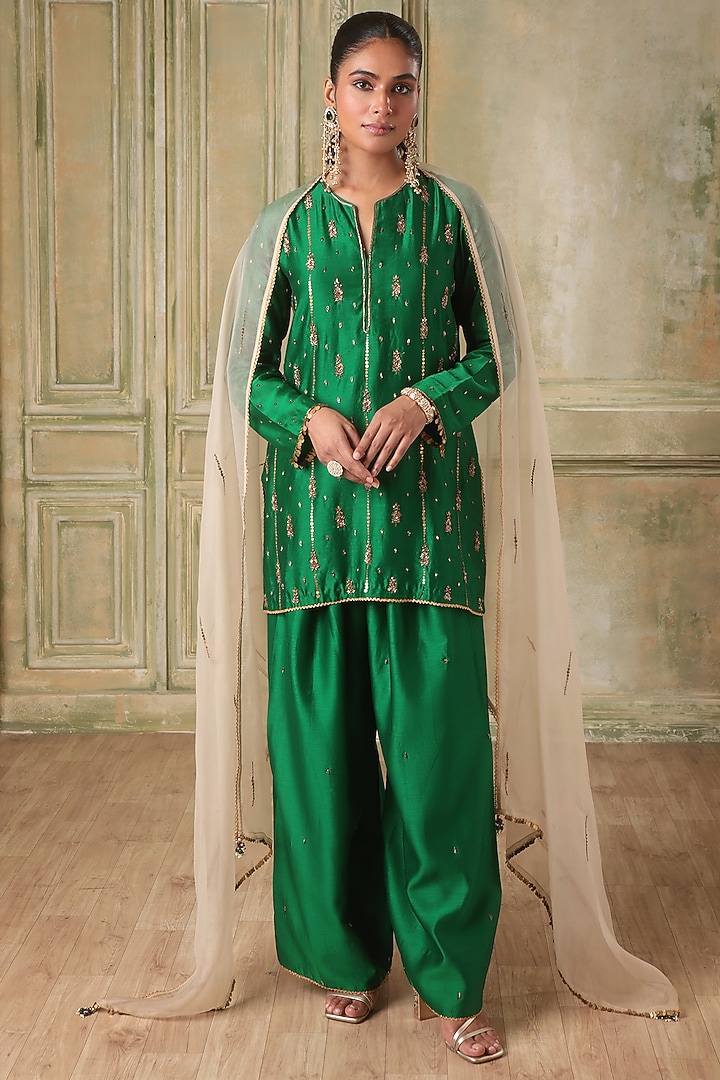 Green Silk Chanderi Zardosi Embroidered Short Kurta Set by Niti Bothra at Pernia's Pop Up Shop