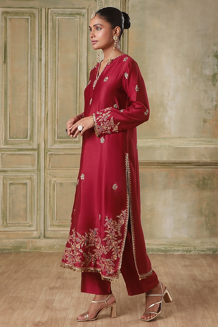 Maroon Silk Chanderi Resham Embroidered Kurta Set by Niti Bothra at Pernia's Pop Up Shop