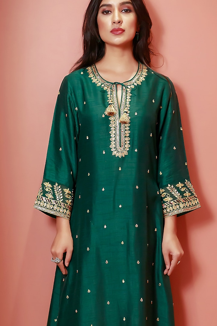Emerald Green Embellished Kurta Set by Niti Bothra at Pernia's Pop Up Shop
