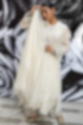 Ivory Embroidered Kurta Set by Niti Bothra at Pernia's Pop Up Shop