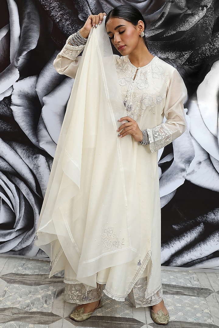 Ivory Embroidered Kurta Set by Niti Bothra at Pernia's Pop Up Shop