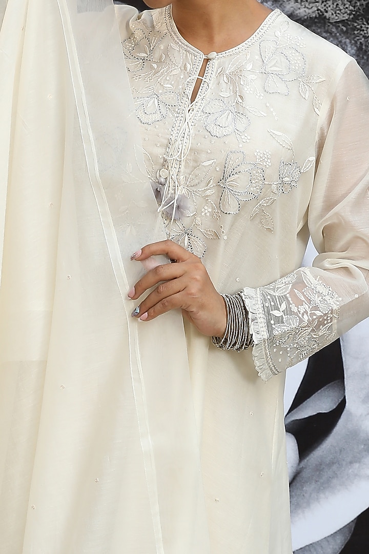 Ivory Embroidered Kurta Set by Niti Bothra at Pernia's Pop Up Shop