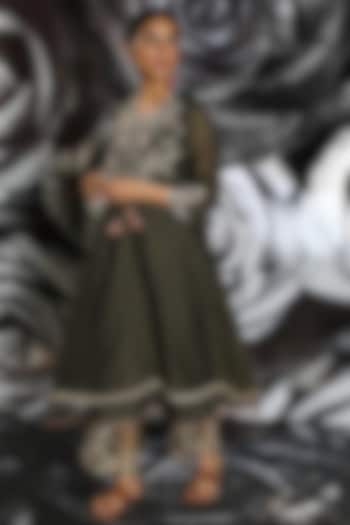 Green Applique Embroidered Kurta Set by Niti Bothra at Pernia's Pop Up Shop