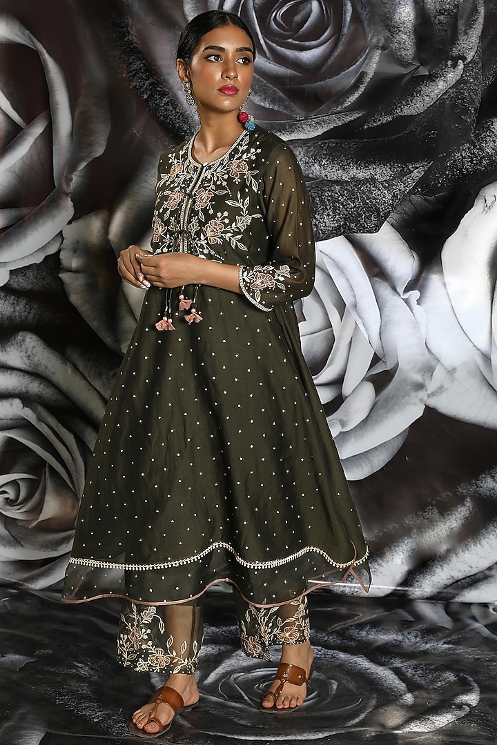 Green Applique Embroidered Kurta Set by Niti Bothra at Pernia's Pop Up Shop