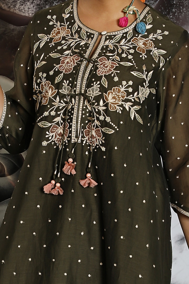Green Applique Embroidered Kurta Set by Niti Bothra at Pernia's Pop Up Shop