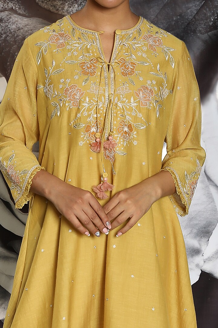 Mustard Embroidered Kurta Set by Niti Bothra at Pernia's Pop Up Shop