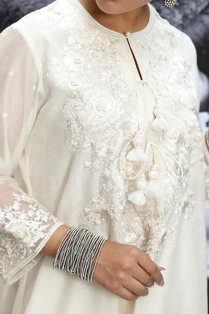 Ivory Embroidered Kurta Set by Niti Bothra at Pernia's Pop Up Shop