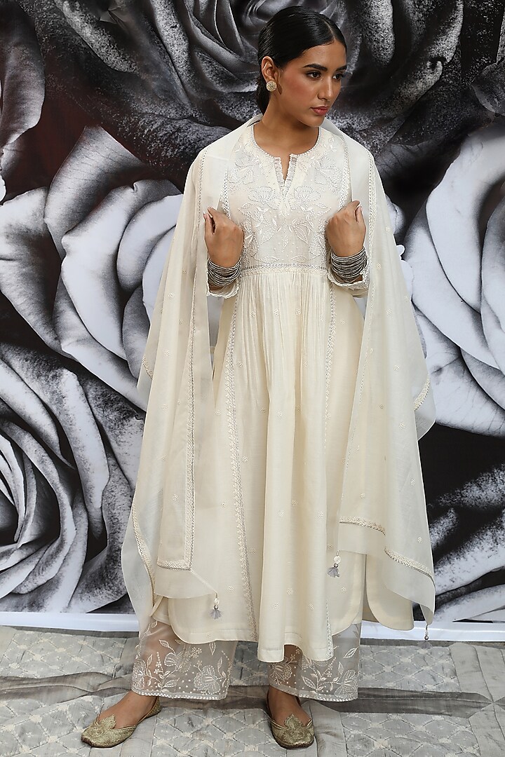 Ivory Kurta Set With Embroidery by Niti Bothra at Pernia's Pop Up Shop