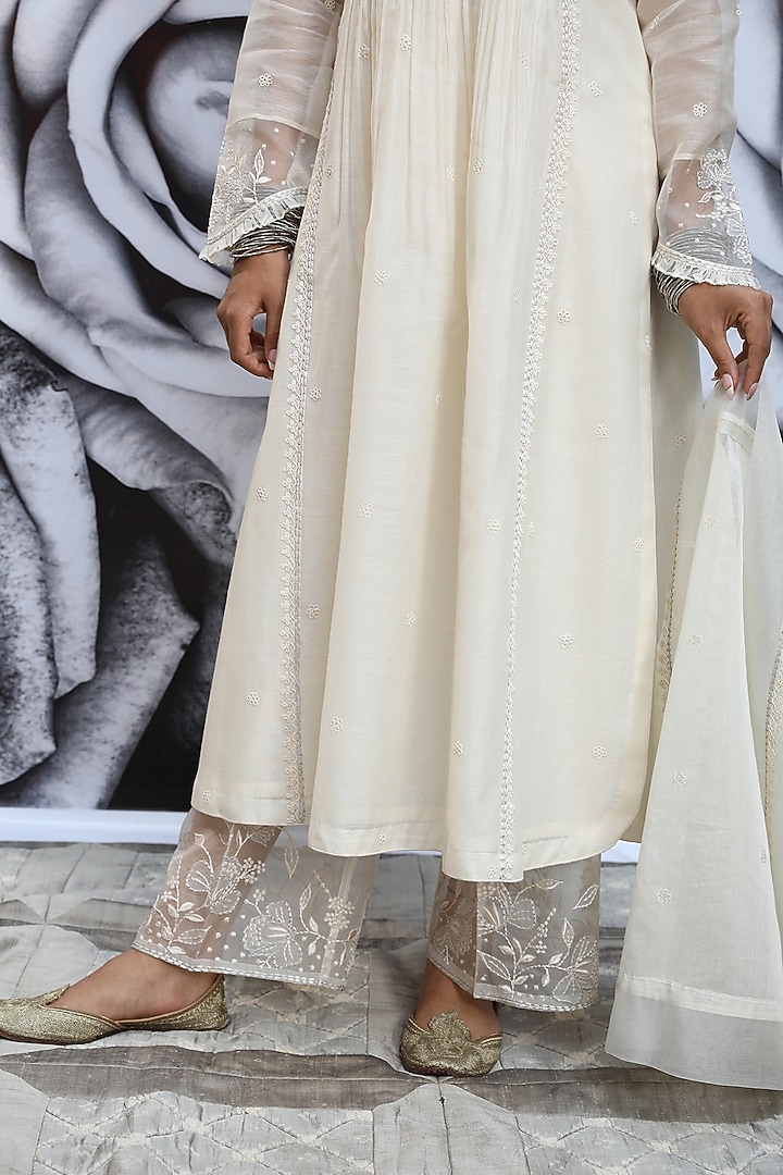 Ivory Kurta Set With Embroidery by Niti Bothra at Pernia's Pop Up Shop