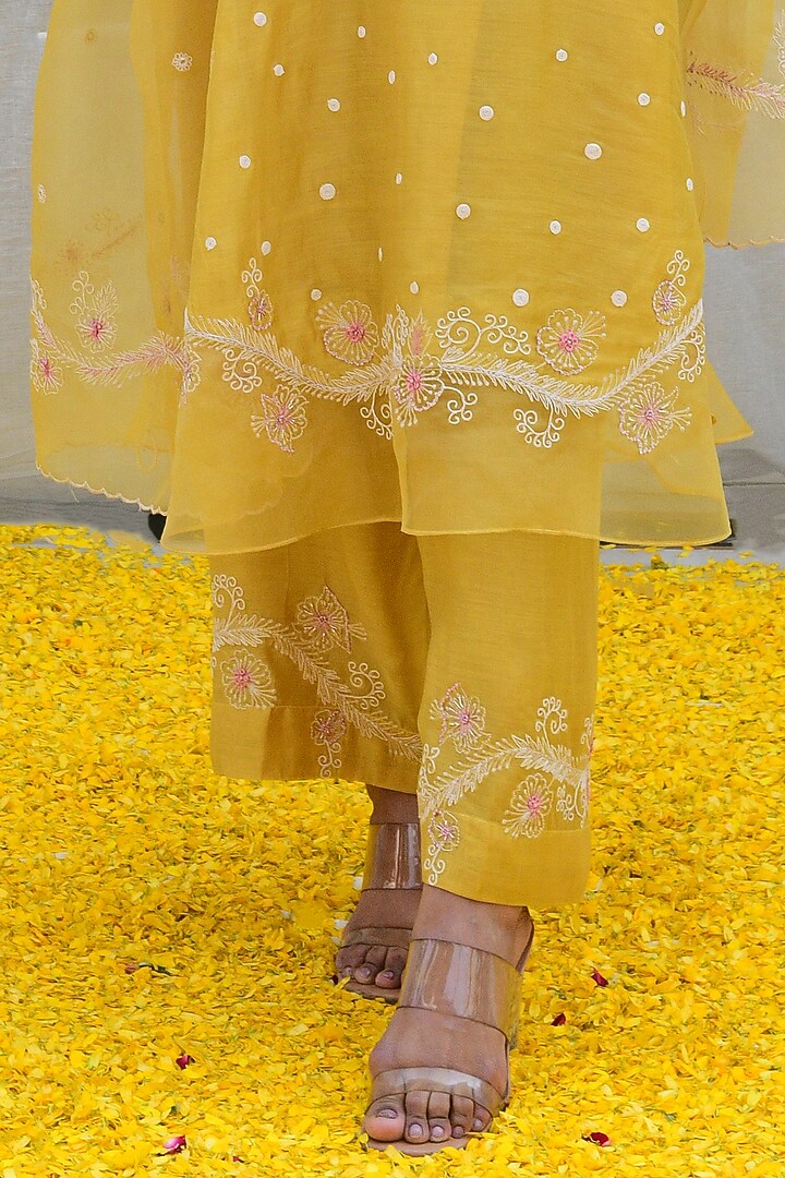 Yellow Bemberg Embroidered Kurta Set by Niti Bothra at Pernia's Pop Up Shop