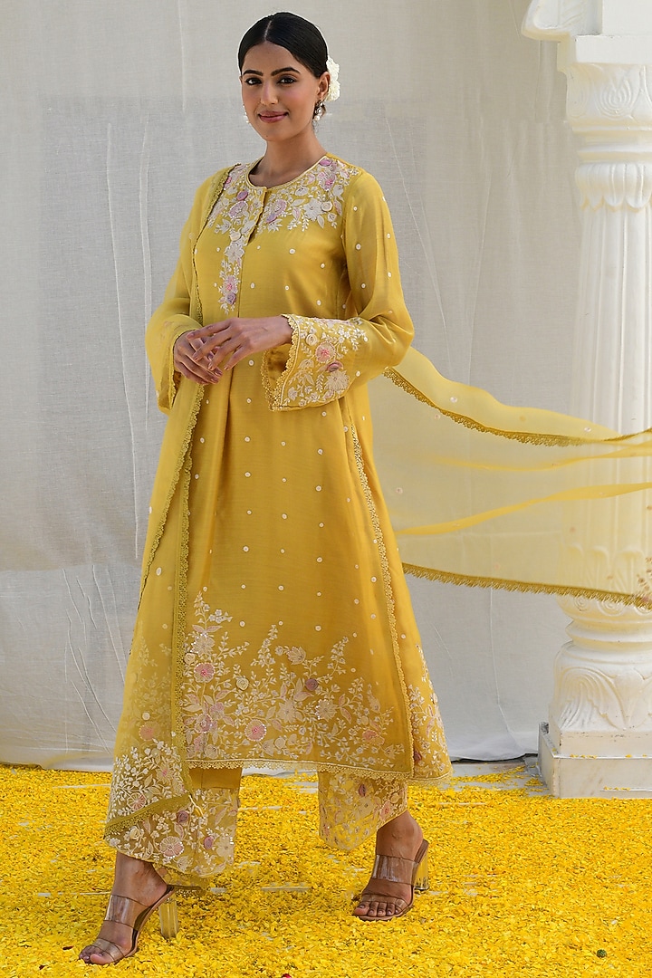 Yellow Bemberg Embroidered Kurta Set by Niti Bothra at Pernia's Pop Up Shop