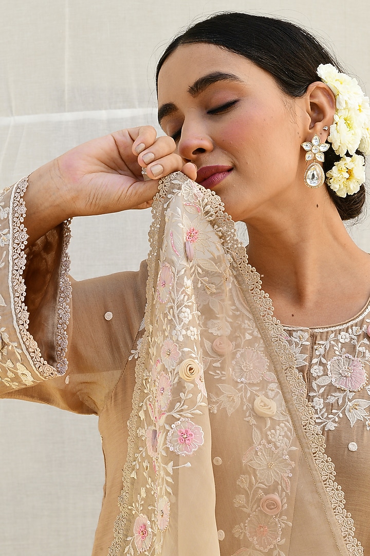 Ivory Banarasi Silk Embroidered Kurta Set by Niti Bothra at Pernia's Pop Up Shop