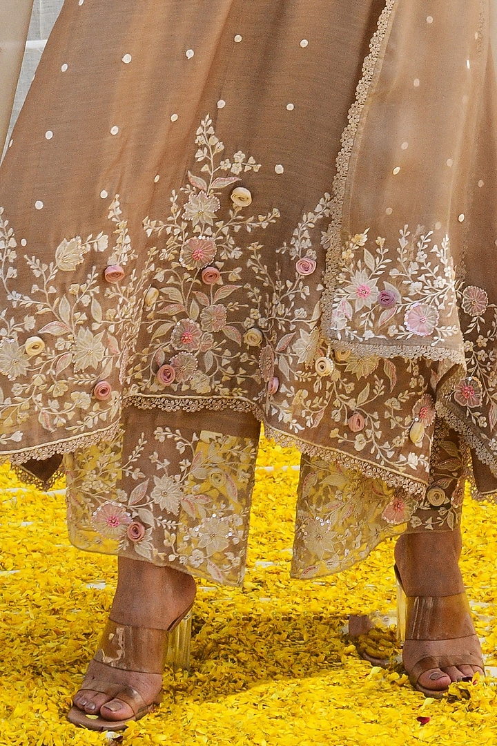 Ivory Banarasi Silk Embroidered Kurta Set by Niti Bothra at Pernia's Pop Up Shop