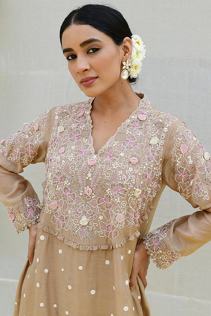 Beige Banarasi Silk Embroidered Kurta Set by Niti Bothra at Pernia's Pop Up Shop