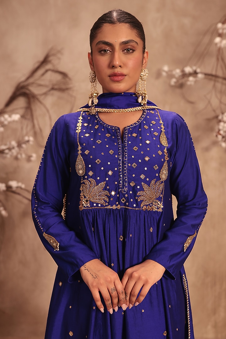 Indigo Chiniya Silk Zardosi Embroidered Kurta Set by Niti Bothra at Pernia's Pop Up Shop