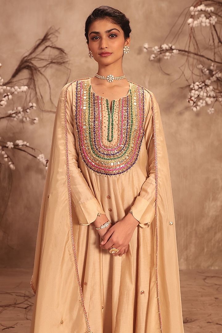Ivory Chiniya Silk Zardosi Embroidered Kalidar Kurta Set by Niti Bothra at Pernia's Pop Up Shop