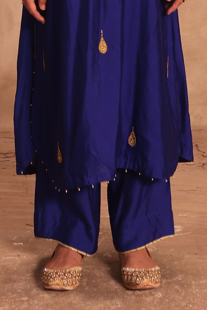 Indigo Chiniya Silk Zardosi Embroidered Kurta Set by Niti Bothra at Pernia's Pop Up Shop