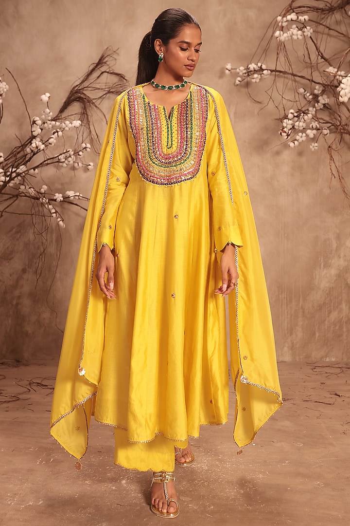 Yellow Chiniya Silk Zardosi Embroidered Kalidar Kurta Set by Niti Bothra at Pernia's Pop Up Shop