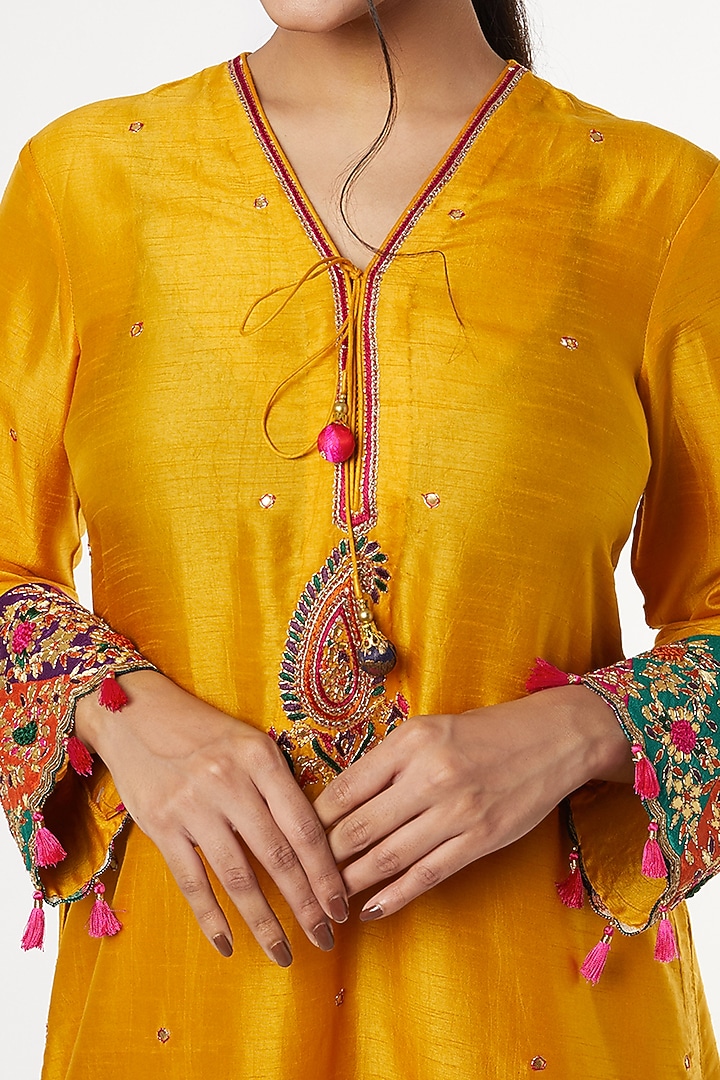 Mustard Embroidered Kurta Set by Niti Bothra at Pernia's Pop Up Shop
