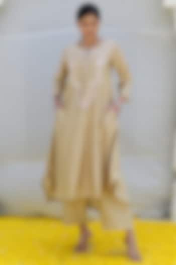 Ivory Silk Hand Embroidered Kurta Set by Niti Bothra at Pernia's Pop Up Shop