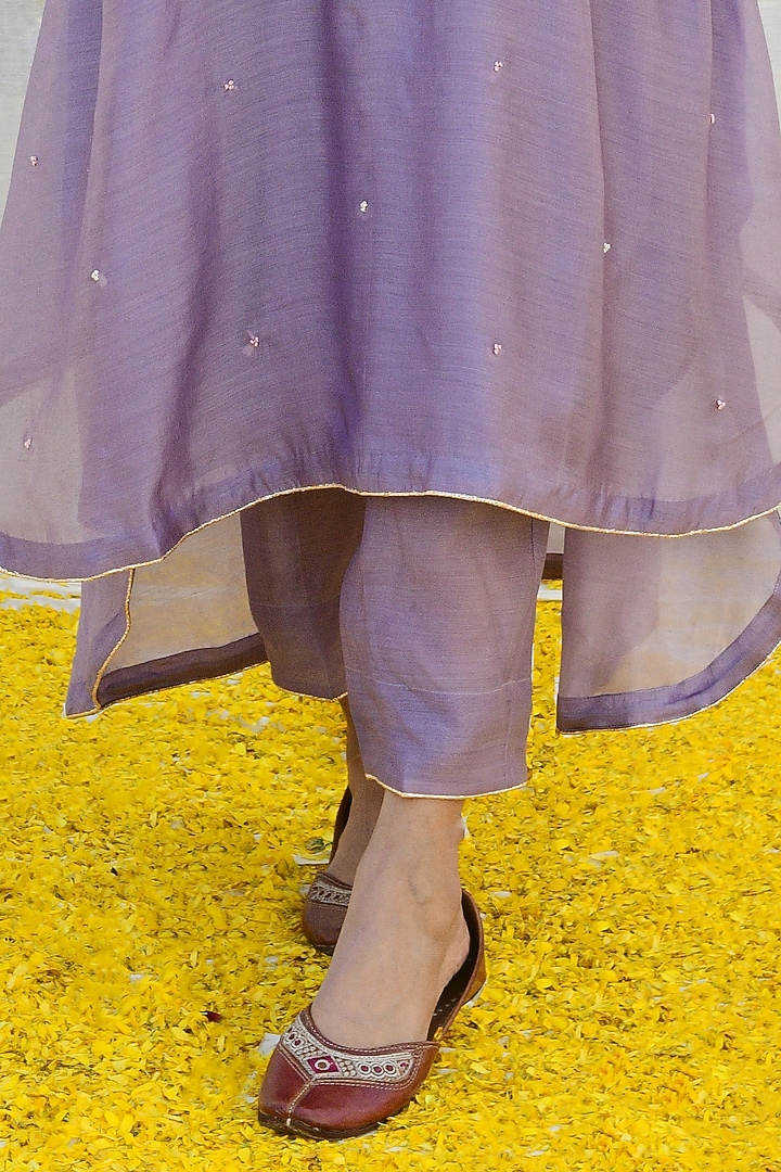 Lilac Silk Hand Embroidered Kurta Set by Niti Bothra at Pernia's Pop Up Shop