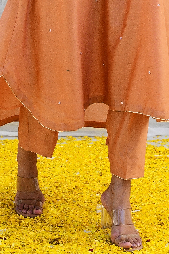 Peach Silk Hand Embroidered Kurta Set by Niti Bothra at Pernia's Pop Up Shop