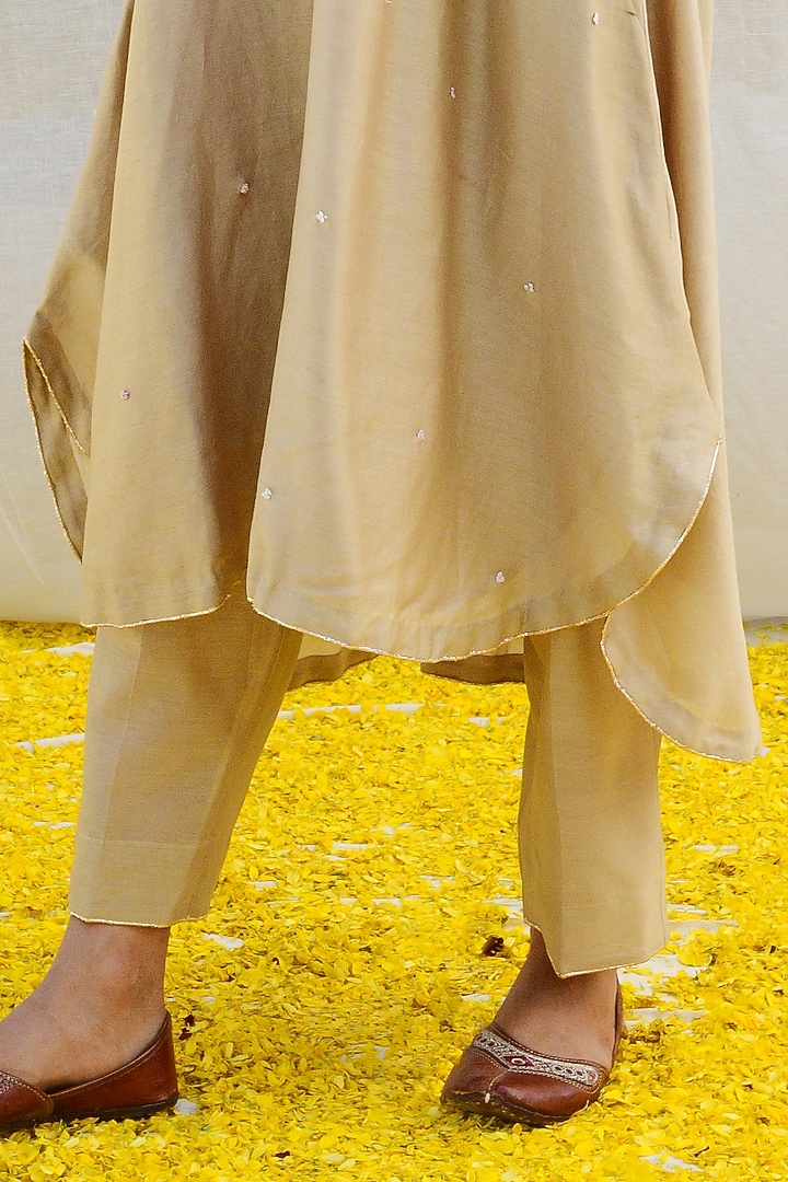 Ivory Silk Hand Embroidered Kurta Set by Niti Bothra at Pernia's Pop Up Shop