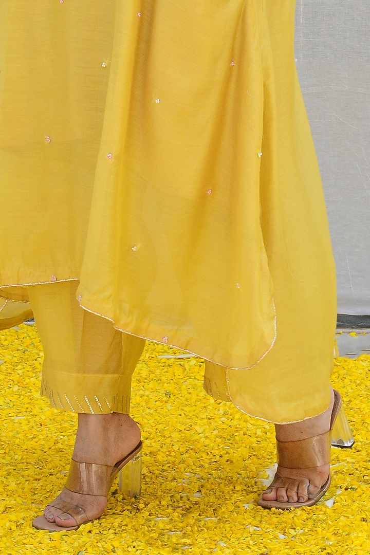 Yellow Silk Hand Embroidered Kurta Set by Niti Bothra at Pernia's Pop Up Shop
