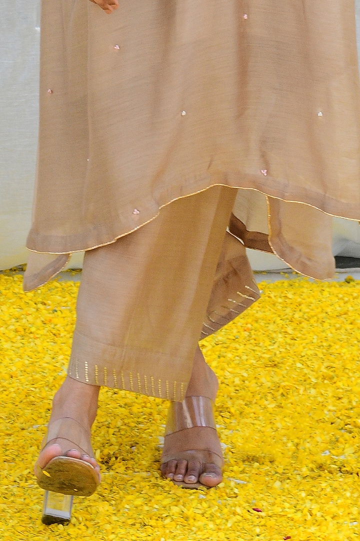 Ivory Silk Hand Embroidered Kurta Set by Niti Bothra at Pernia's Pop Up Shop