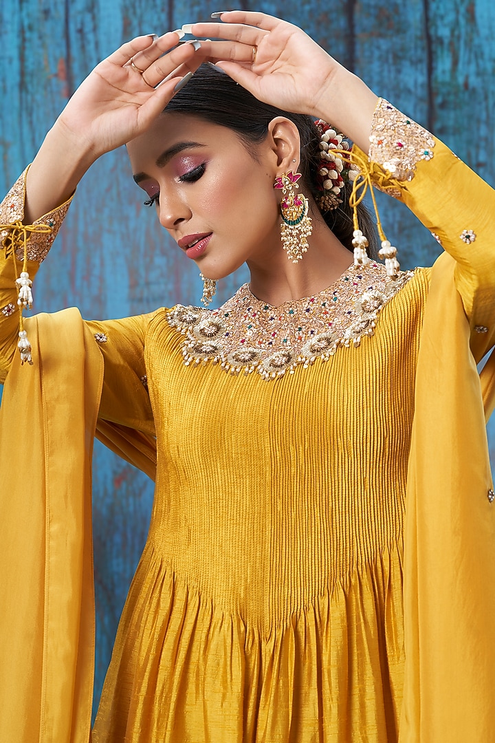 Mustard Embroidered Kurta Set by Niti Bothra at Pernia's Pop Up Shop