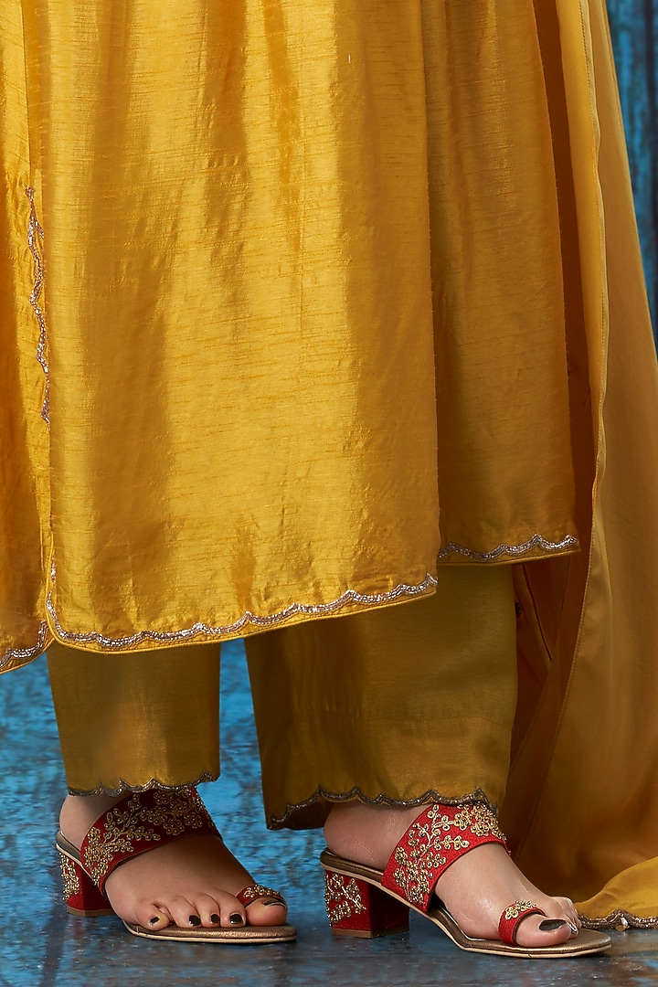 Mustard Embroidered Kurta Set by Niti Bothra at Pernia's Pop Up Shop