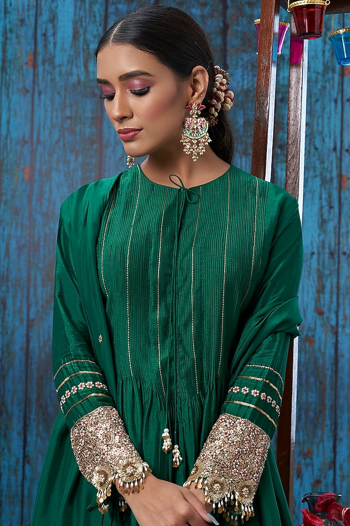 Green Embroidered Kurta Set by Niti Bothra at Pernia's Pop Up Shop