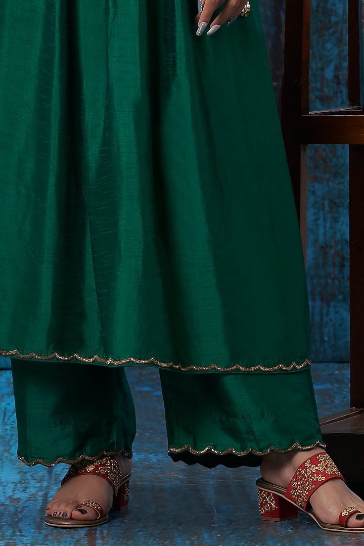 Green Embroidered Kurta Set by Niti Bothra at Pernia's Pop Up Shop
