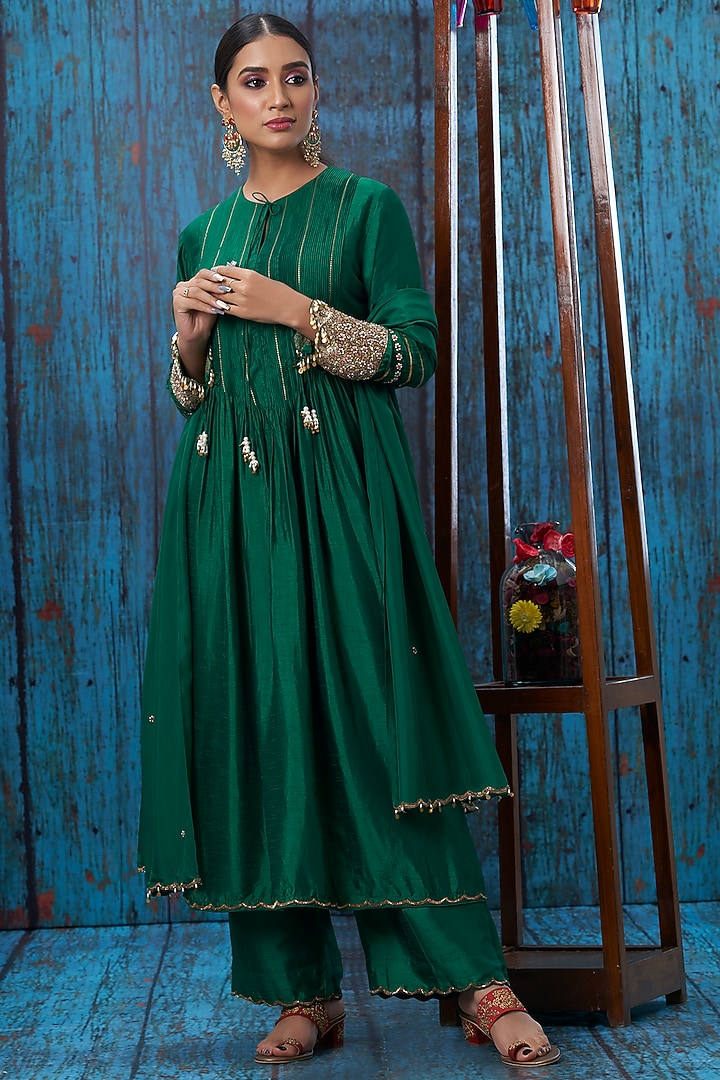 Green Embroidered Kurta Set by Niti Bothra at Pernia's Pop Up Shop