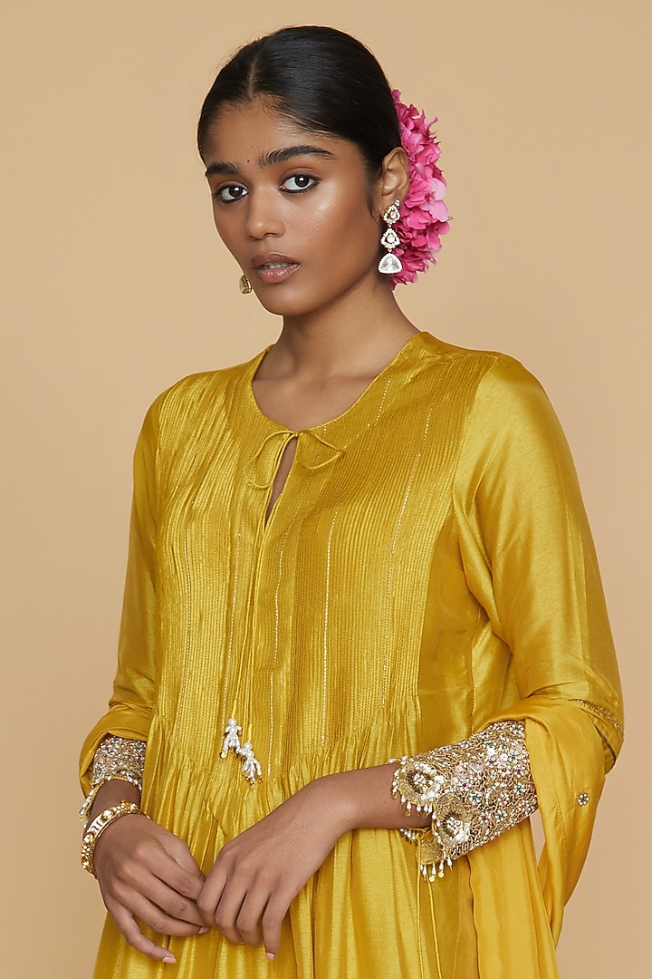 Mustard Hand Embroidered Kurta Set by Niti Bothra at Pernia's Pop Up Shop