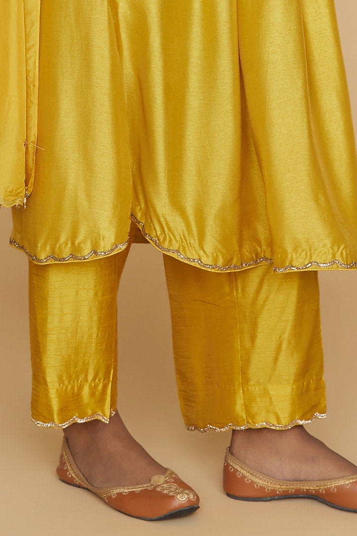 Mustard Hand Embroidered Kurta Set by Niti Bothra at Pernia's Pop Up Shop