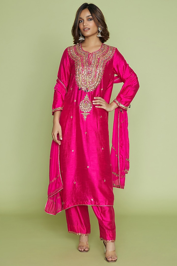 Pink Resham Thread Embroidered Kurta Set by Niti Bothra at Pernia's Pop Up Shop