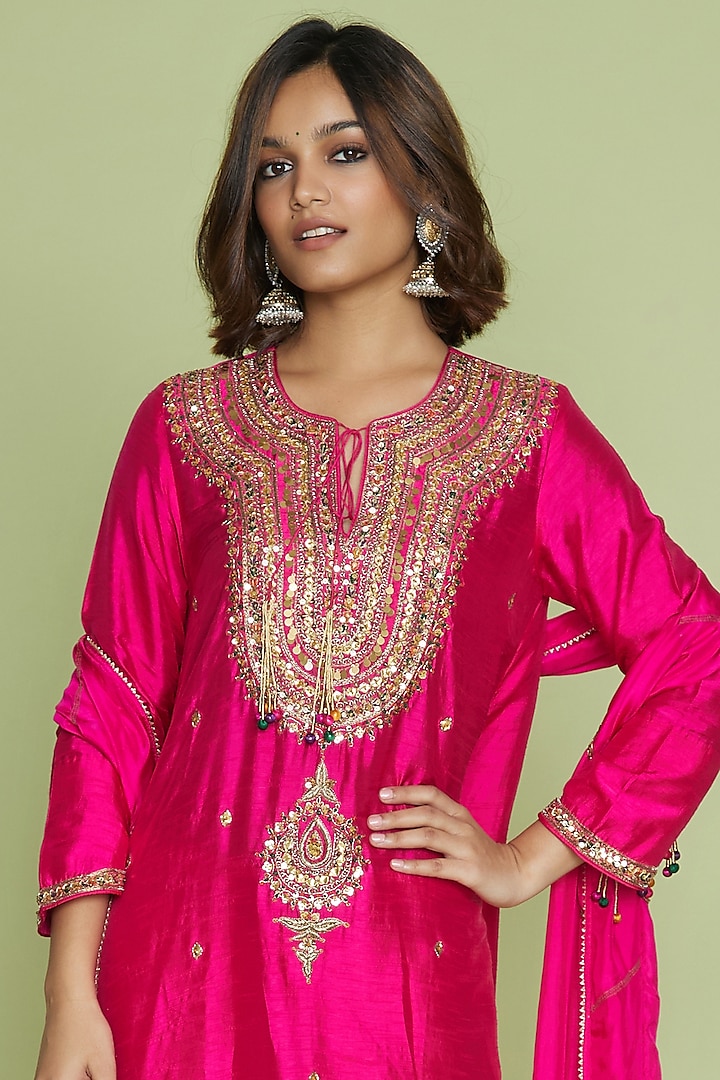 Pink Resham Thread Embroidered Kurta Set by Niti Bothra at Pernia's Pop Up Shop