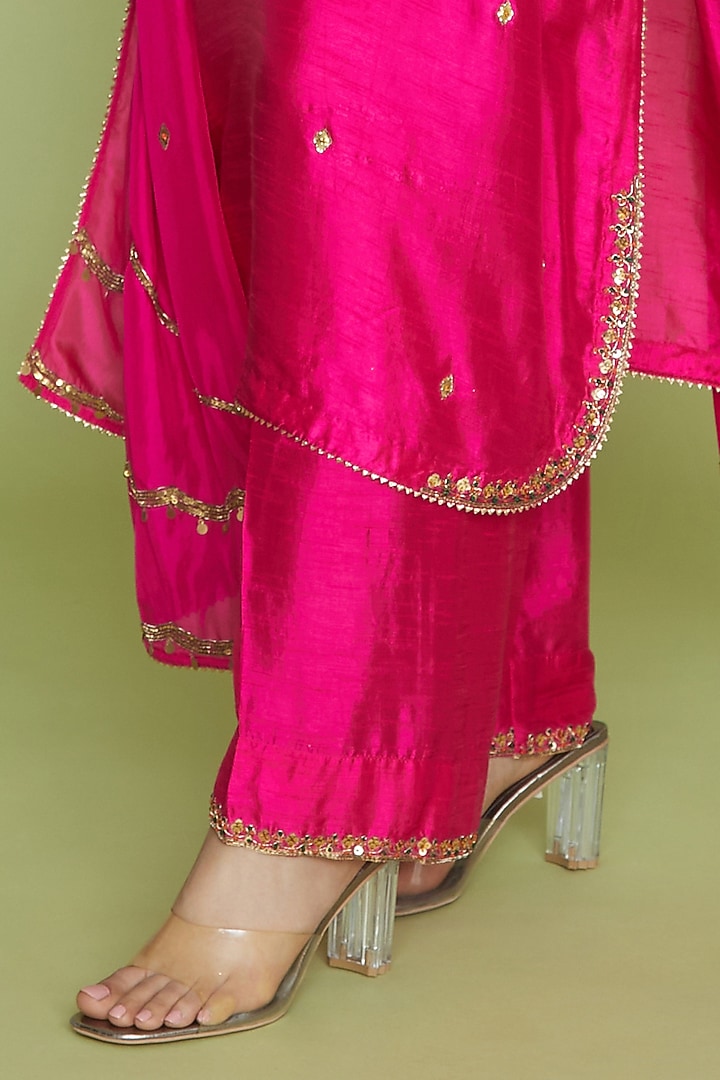 Pink Resham Thread Embroidered Kurta Set by Niti Bothra at Pernia's Pop Up Shop